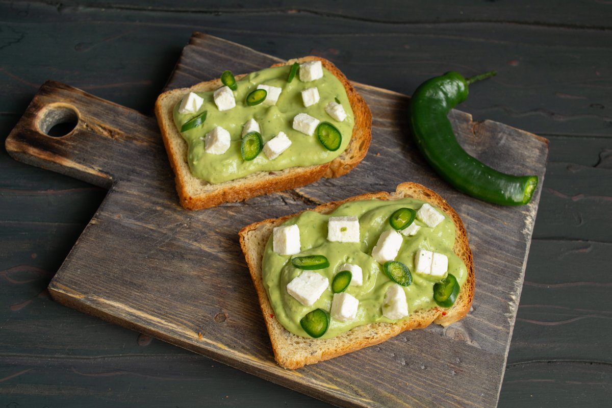 Посыпаем тосты нарезанным зелёным чили Посыпаем тосты нарезанным зелёным чили