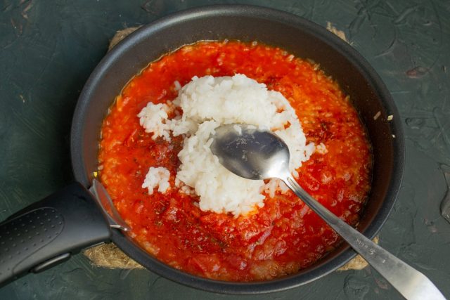 Отваренный до полуготовности рис выкладываем в томатный соус