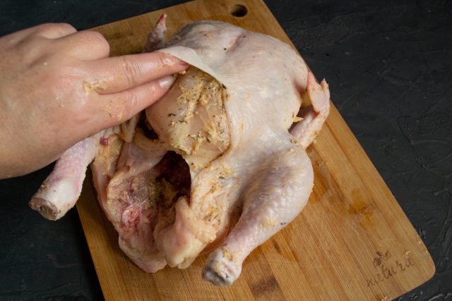 Натираем тушку цыплёнка пастой изнутри и втираем пасту в мясо Натираем тушку цыплёнка пастой изнутри и втираем пасту в мясо