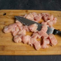 Нарезаем филе куриной грудки