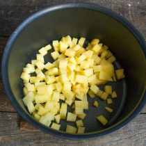 Чистим картошку и режем кубиками размером