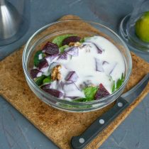 Наливаем 1%-й кефир, насыпаем мелкую морскую соль по вкус Наливаем 1%-й кефир, насыпаем мелкую морскую соль по вкус