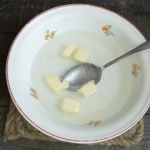 Насыпаем в тёплую воду сахар и соль, размешиваем, добавляем порезанный кубиками маргарин Насыпаем в тёплую воду сахар и соль, размешиваем, добавляем порезанный кубиками маргарин