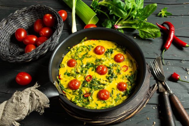 Вкусный омлет со шпинатом и помидорами для идеального завтрака Вкусный омлет со шпинатом и помидорами для идеального завтрака