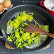 омлет со шпинатом и помидорами на сковороде рецепт с фото. vkusnyiy omlet so shpinatom i pomidorami dlya idealnogo zavtraka 08. омлет со шпинатом и помидорами на сковороде рецепт с фото фото. омлет со шпинатом и помидорами на сковороде рецепт с фото-vkusnyiy omlet so shpinatom i pomidorami dlya idealnogo zavtraka 08. картинка омлет со шпинатом и помидорами на сковороде рецепт с фото. картинка vkusnyiy omlet so shpinatom i pomidorami dlya idealnogo zavtraka 08. Омлет со шпинатом и помидорами — традиционная яичница, которой шпинат и помидоры придают сочность и яркие краски. Полезный завтрак — лучшее начало трудового дня! Порадуйте себя вкусным омлетом, на приготовление которого понадобится менее получаса. Низкая калорийность этого блюда понравится тем, кто соблюдает диету и следит за фигурой, а о пользе шпината сказано столько, что его впору в аптеке продавать.