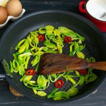 омлет со шпинатом и помидорами на сковороде рецепт с фото. vkusnyiy omlet so shpinatom i pomidorami dlya idealnogo zavtraka 09. омлет со шпинатом и помидорами на сковороде рецепт с фото фото. омлет со шпинатом и помидорами на сковороде рецепт с фото-vkusnyiy omlet so shpinatom i pomidorami dlya idealnogo zavtraka 09. картинка омлет со шпинатом и помидорами на сковороде рецепт с фото. картинка vkusnyiy omlet so shpinatom i pomidorami dlya idealnogo zavtraka 09. Омлет со шпинатом и помидорами — традиционная яичница, которой шпинат и помидоры придают сочность и яркие краски. Полезный завтрак — лучшее начало трудового дня! Порадуйте себя вкусным омлетом, на приготовление которого понадобится менее получаса. Низкая калорийность этого блюда понравится тем, кто соблюдает диету и следит за фигурой, а о пользе шпината сказано столько, что его впору в аптеке продавать.