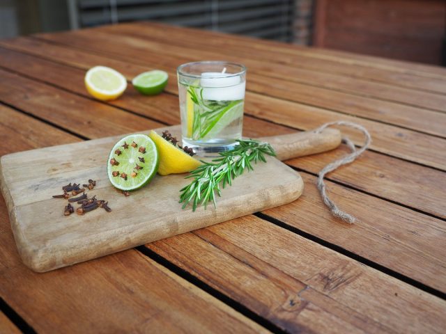 Как бороться с комарами на даче натуральными средствами? Как бороться с комарами на даче натуральными средствами?