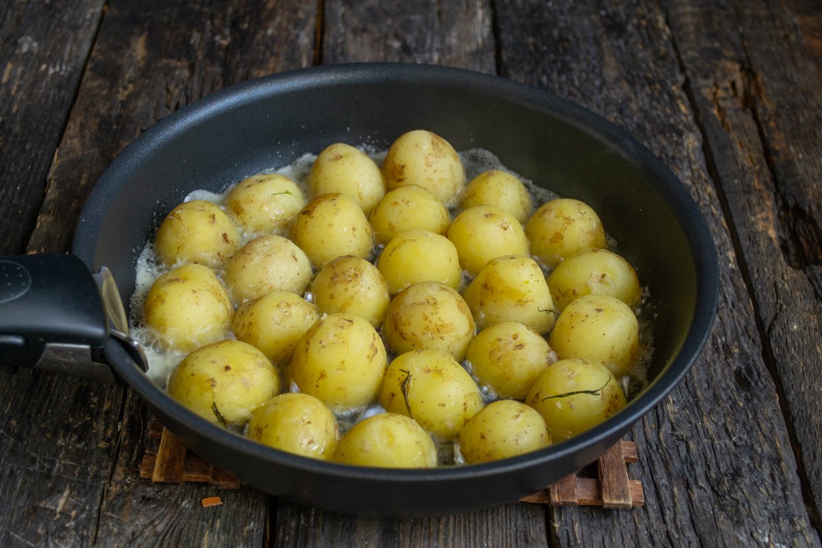 Жареная молодая картошка на сковороде рецепт с фото пошагово