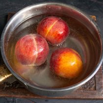 В кипящую воду кладём персики на 1-2 минуты, перекладываем в холодную воду