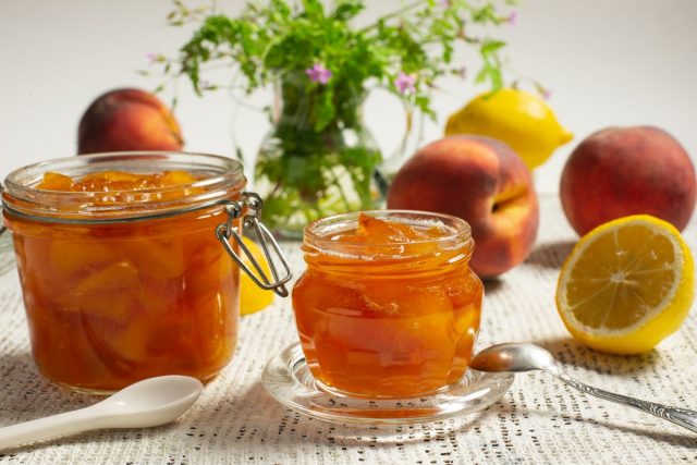 Густой персиковый джем с лимоном и лимонной цедрой Густой персиковый джем с лимоном и лимонной цедрой