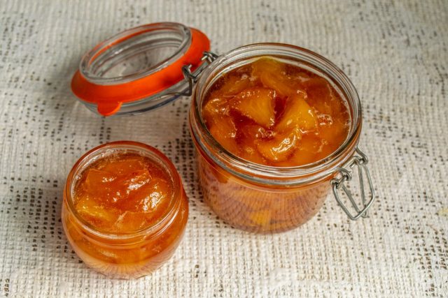 Готовый персиковый джем с лимоном и лимонной цедрой раскладываем в сухие банки и плотно закрываем Готовый персиковый джем с лимоном и лимонной цедрой раскладываем в сухие банки и плотно закрываем