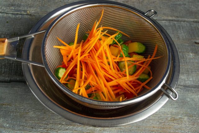 Нарезаем морковку соломкой, добавляем к остальным овощам