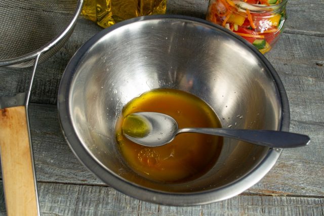 Добавляем к овощному соку оливковое масло и 6%-й уксус, перчим 