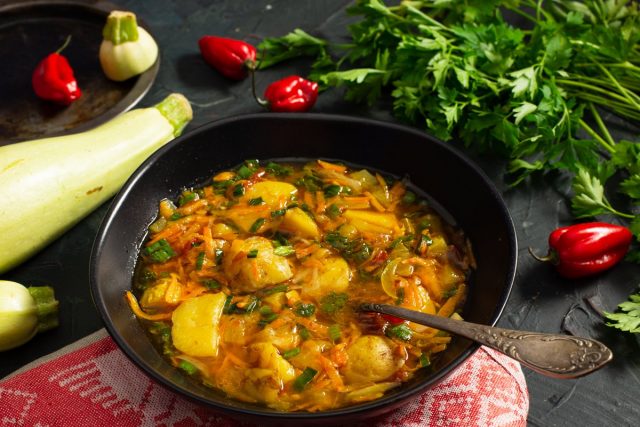 Простой картофельный суп с кабачком на говяжьем бульоне Простой картофельный суп с кабачком на говяжьем бульоне