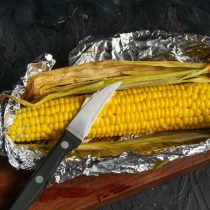 кукуруза запеченная в духовке в фольге со сливочным маслом рецепт. sochnaya kukuruza v duhovke v folge s maslom 10. кукуруза запеченная в духовке в фольге со сливочным маслом рецепт фото. кукуруза запеченная в духовке в фольге со сливочным маслом рецепт-sochnaya kukuruza v duhovke v folge s maslom 10. картинка кукуруза запеченная в духовке в фольге со сливочным маслом рецепт. картинка sochnaya kukuruza v duhovke v folge s maslom 10. Обычно кукурузу мы варим классическим способом и кушаем, посыпав солью. А знаете ли вы, что початки кукурузы можно не только варить, но и запекать в духовке. Причем самыми разными способами: в листьях и без, в фольге и без, в соусе и без него. Это очень просто, а получается очень вкусно. Поэтому делюсь с поклонниками свежей кукурузы интересным и свежим рецептом. Как запечь кукурузу в духовке в сливочном масле с чесноком и зеленью, узнаем в данном материале.