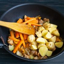 Кладём нарезанный картофель и морковь Кладём нарезанный картофель и морковь