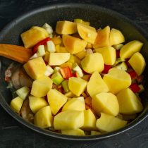 Добавляем картофель Добавляем картофель