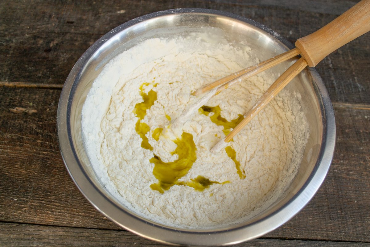 Тесто на оливковом масле. Оливковое масло для тесто. Как замесить тесто на оладьи.