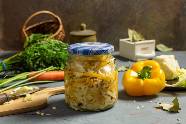Вкусный салат из капусты, перца сладкого, моркови и лука на зиму Вкусный салат из капусты, перца сладкого, моркови и лука на зиму