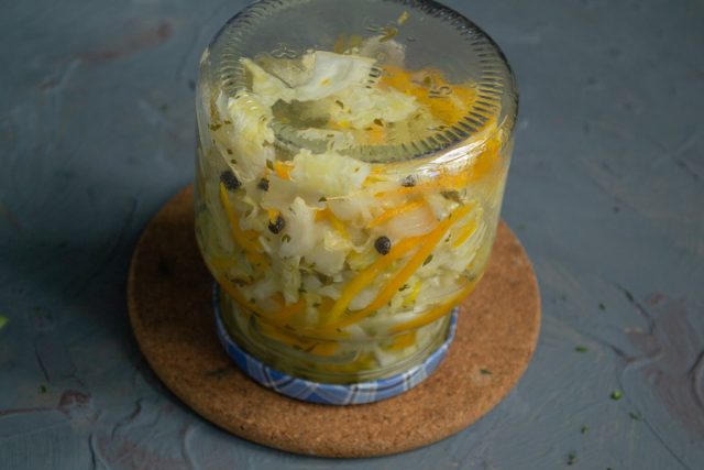 Закрываем салат из капусты, перца сладкого, моркови и лука Закрываем салат из капусты, перца сладкого, моркови и лука