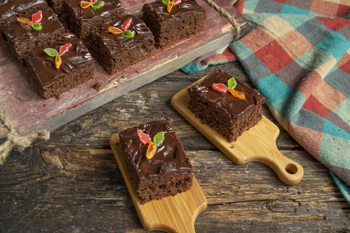 Bitter chocolate decoration. Банановый Брауни. Брауни с Нутеллой. Бананово-шоколадный Брауни торт. Шоколадные пирожные с бананом.