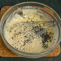 Насыпаем зёрнышки черного и белого кунжута Насыпаем зёрнышки черного и белого кунжута