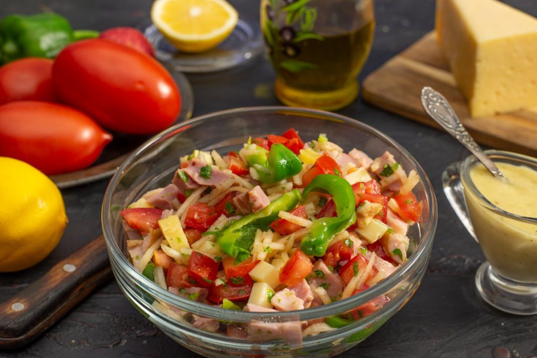 Быстрый салат с ветчиной, помидорами, сыром и лимонным