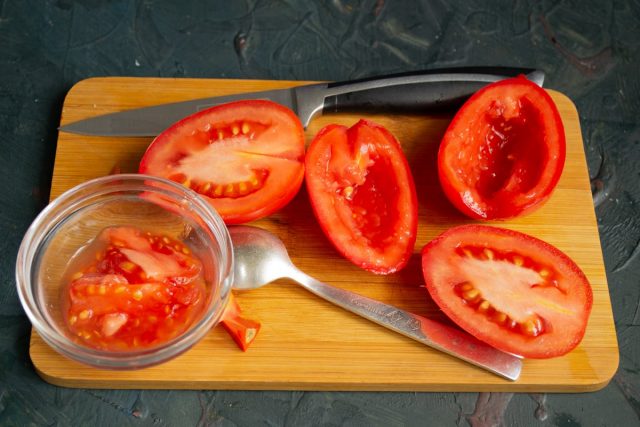 Подготавливаем мякоть помидоров