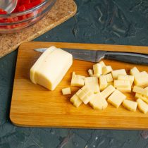 Нарезанный сыр добавляем к помидорам