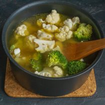 Наливаем горячий мясной бульон Наливаем горячий мясной бульон
