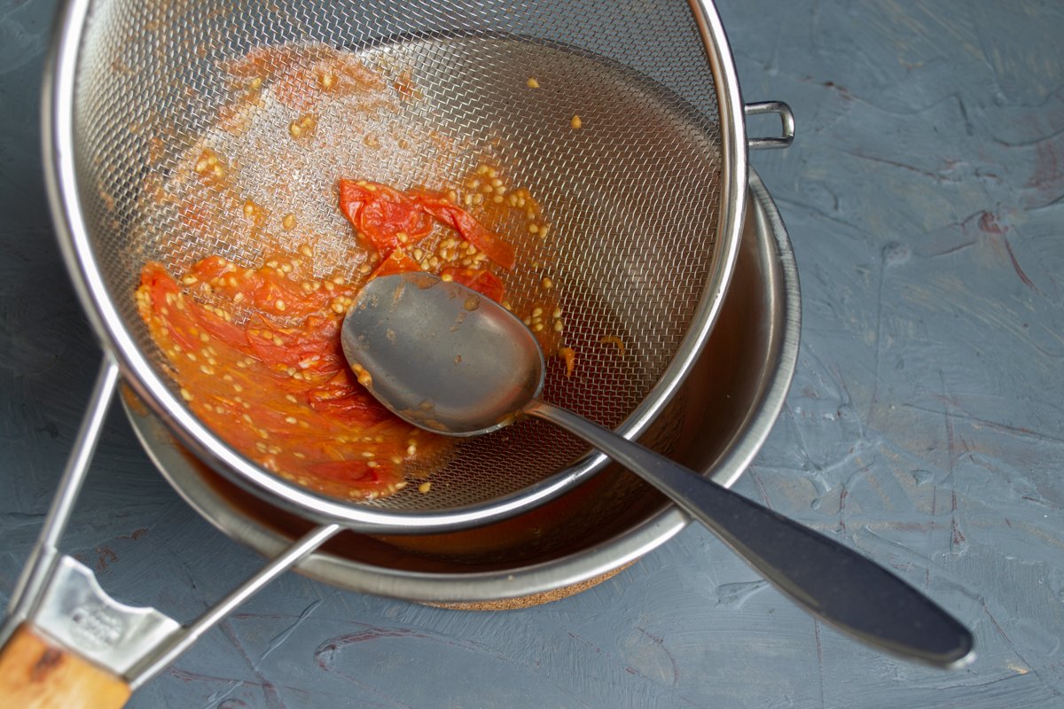 Вареные абрикосы протирают через сито. Протереть творог через сито. Как быстро перетереть через сито. Как быстро перетереть через сито. Как быстро перетереть через сито.