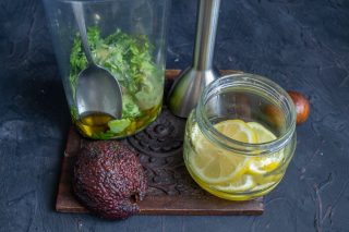 В стакан блендера добавляем мякоть авокадо, сок лимона или лайма, оливковое масло первого и соль