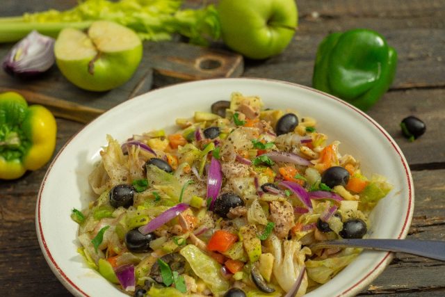 Полезный куриный салат — классика американской кухни Полезный куриный салат — классика американской кухни