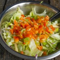 Нарезаем мякоть перца маленькими кубиками и отправляем в салатник Нарезаем мякоть перца маленькими кубиками и отправляем в салатник