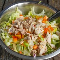 Варёную или жареную курицу нарезаем и кладём на овощи Варёную или жареную курицу нарезаем и кладём на овощи