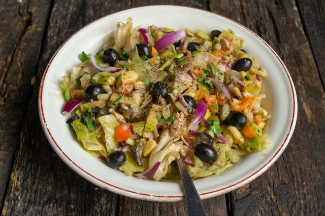 Полезный куриный салат готов Полезный куриный салат готов