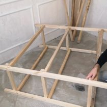 Закрепляем две боковые стойки стеллажа с помощью длинных брусков по 1,2 м Закрепляем две боковые стойки стеллажа с помощью длинных брусков по 1,2 м