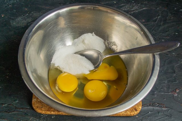 В миску разбиваем куриные яйца, добавляем щепотку соли, ванилин и мелкий белый сахарный песок