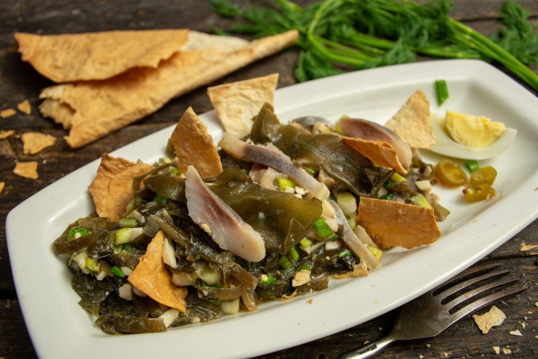 Лёгкий рыбный салат с морской капустой без майонеза