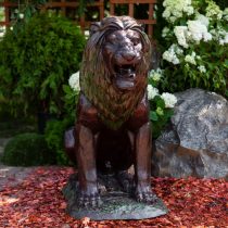 Садовая скульптура в виде льва