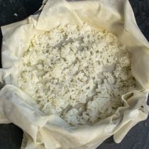 Выкладываем на тесто варёный рис Выкладываем на тесто варёный рис