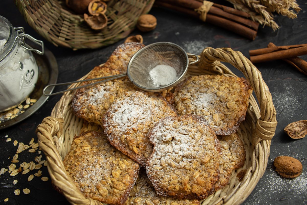 Овсяное печенье с орехами. Печенье с грецкими орехами. Овсяное печенье с грецкими орехами. Печенье из овсяных хлопьев и орехов.