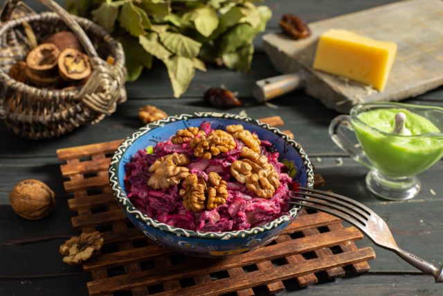 Оригинальный свекольный салат с сыром и курицей Оригинальный свекольный салат с сыром и курицей