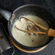 Солим и перчим, добавляем тёртый мускатный орех Солим и перчим, добавляем тёртый мускатный орех