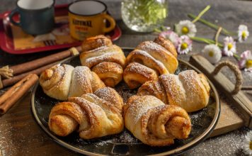 Ароматные сдобные булочки с корицей и сахаром