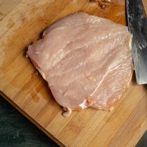 Острым ножом прорезаем куриное филе вдоль и разворачиваем Острым ножом прорезаем куриное филе вдоль и разворачиваем