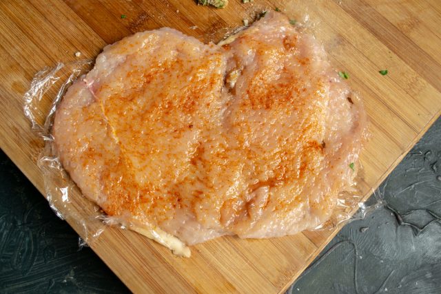 Смазываем куриное филе растительным маслом, солим, посыпаем паприкой Смазываем куриное филе растительным маслом, солим, посыпаем паприкой