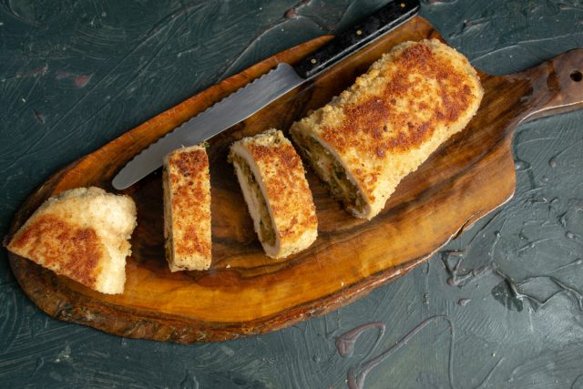 Куриный рулет из грудки по-восточному готов Куриный рулет из грудки по-восточному готов