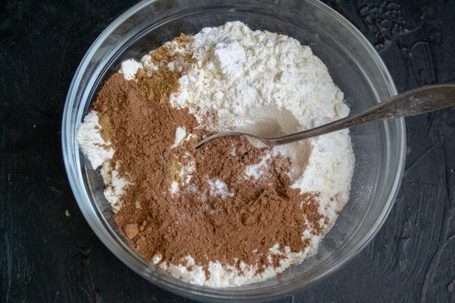 Насыпаем в миску пшеничную муку, порошок какао, пищевую соду и разрыхлитель теста
