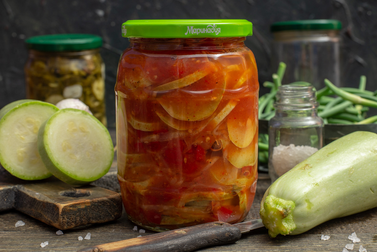 маринованные кабачки с сельдереем. kabachkovyiy salat na zimu s seldereem i pomidorami 03. маринованные кабачки с сельдереем фото. маринованные кабачки с сельдереем-kabachkovyiy salat na zimu s seldereem i pomidorami 03. картинка маринованные кабачки с сельдереем. картинка kabachkovyiy salat na zimu s seldereem i pomidorami 03. Лето – пора свежих овощей. Каждая хозяйка старается добавить в ежедневный рацион семейства как можно больше сезонных продуктов. Кабачки, появляющиеся на прилавках в начале лета, отличная возможность разнообразить рацион и пополнить организм полезными веществами.